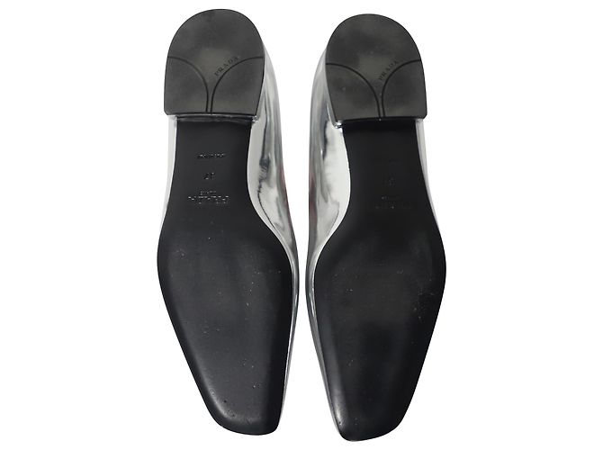 Prada Square Toe Ballerinas aus silbernem Lackleder - Ansicht 5