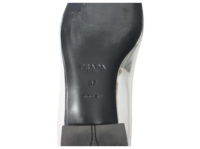 Prada Square Toe Ballerinas aus silbernem Lackleder - Ansicht 6