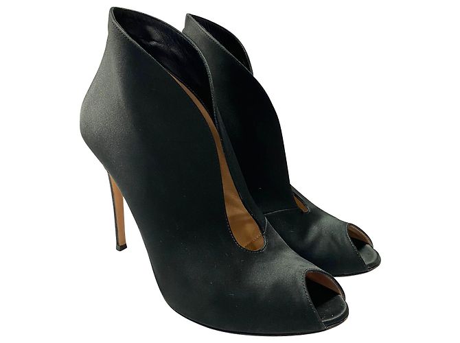 Gianvito Rossi Vamp Peep Toe Heels in raso nero - vista 3