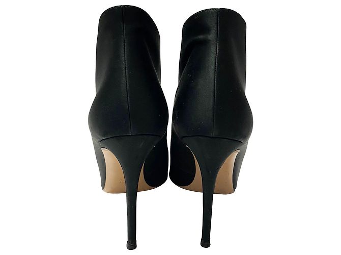 Gianvito Rossi Vamp Peep Toe Heels in raso nero - vista 4