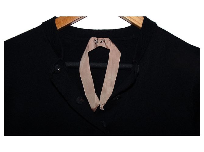 Autre Marque N21 PULL À MANCHES COURTES ET COL EN V AVEC PATCH LOGO Noir - vue 2