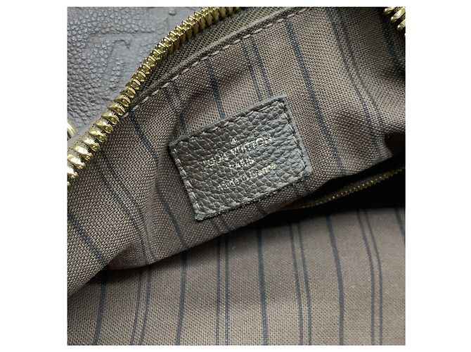 Louis Vuitton Lumineuse Monogram Empreinte Ledertasche in Taupe Braun - Ansicht 6
