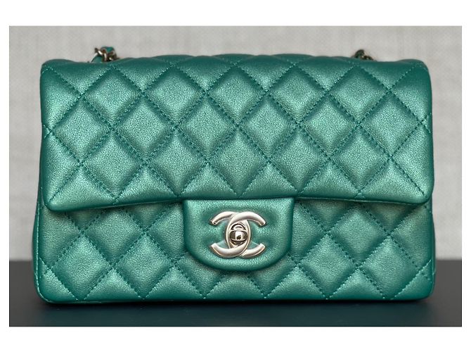 Timeless Chanel Mini borsa con patta in pelle di agnello verde iridescente - vista 10