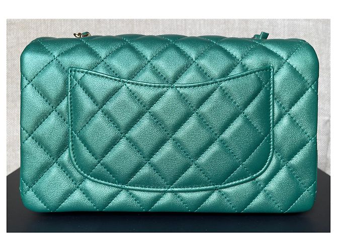 Timeless Chanel Mini borsa con patta in pelle di agnello verde iridescente - vista 11