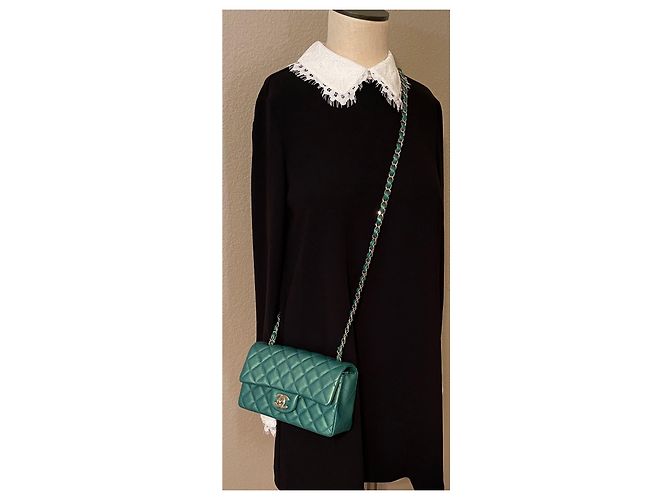 Timeless Chanel Mini borsa con patta in pelle di agnello verde iridescente - vista 12