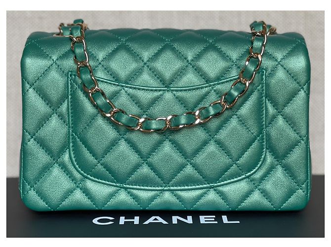 Timeless Chanel Mini borsa con patta in pelle di agnello verde iridescente - vista 3