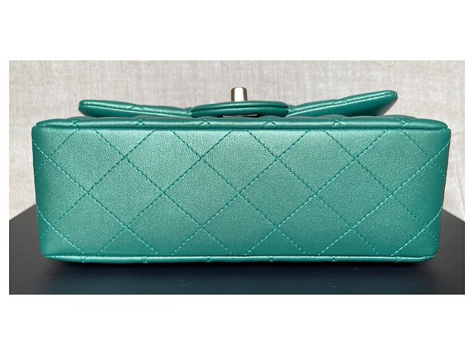 Timeless Chanel Mini borsa con patta in pelle di agnello verde iridescente - vista 6