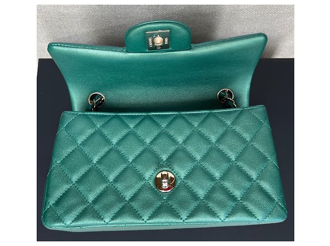 Timeless Chanel Mini borsa con patta in pelle di agnello verde iridescente - vista 7