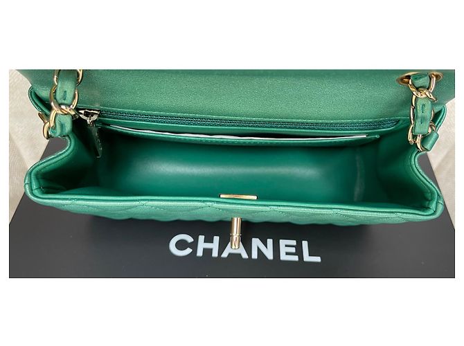 Timeless Chanel Mini borsa con patta in pelle di agnello verde iridescente - vista 8