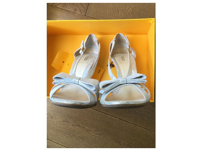 Fendi Pumps aus silbernem Leder 9 cm - Ansicht 10