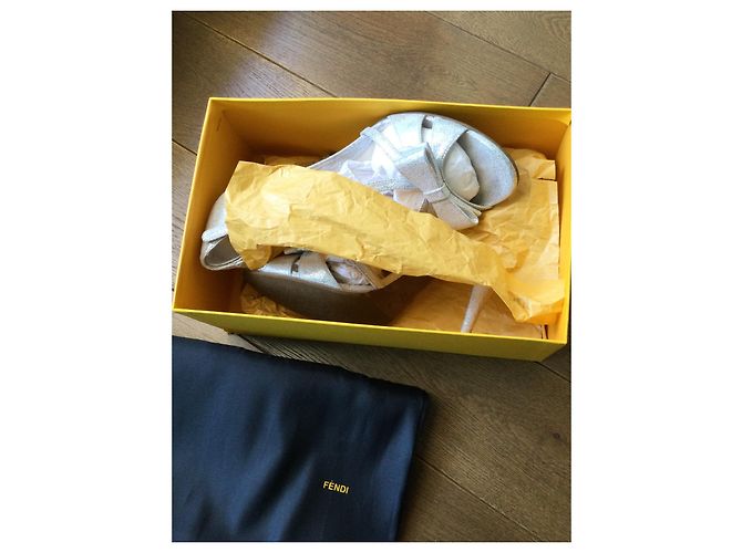 Fendi Pumps aus silbernem Leder 9 cm - Ansicht 11