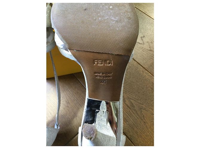 Fendi Pumps aus silbernem Leder 9 cm - Ansicht 4