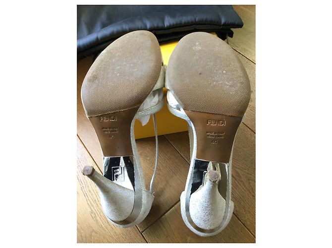 Fendi Pumps aus silbernem Leder 9 cm - Ansicht 5