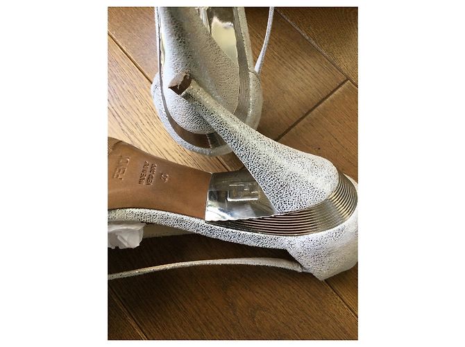 Fendi Pumps aus silbernem Leder 9 cm - Ansicht 6