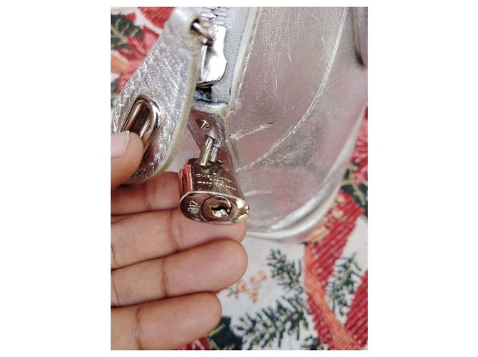 Borsa a mano Louis Vuitton Lockit in pelle metallizzata Metallico - vista 10