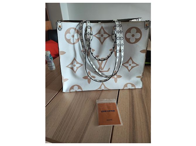 Louis Vuitton OnTheGo Monogram Empreinte Leder Tragetasche Mehrfarben - Ansicht 3