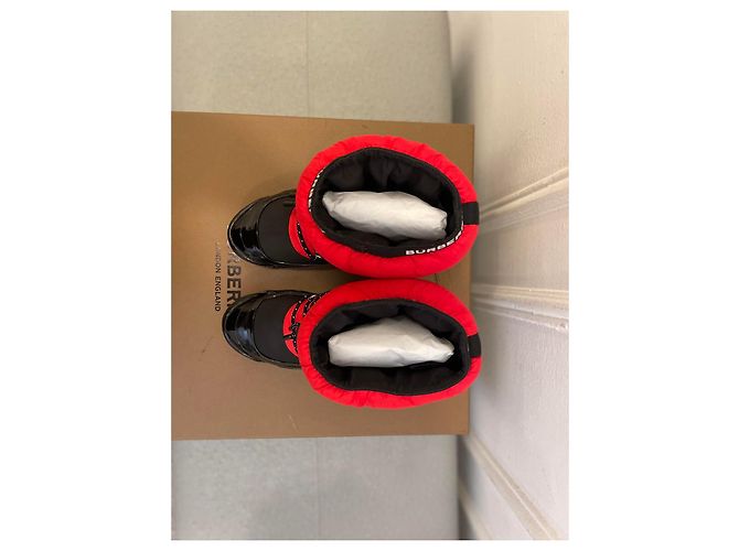 Burberry Schneestiefel in Blockfarben mit Logoband Rot - Ansicht 3