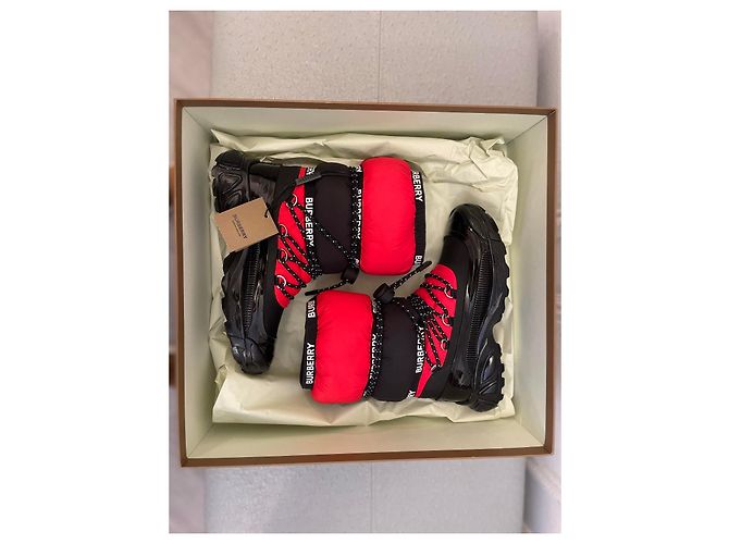 Burberry Schneestiefel in Blockfarben mit Logoband Rot - Ansicht 6