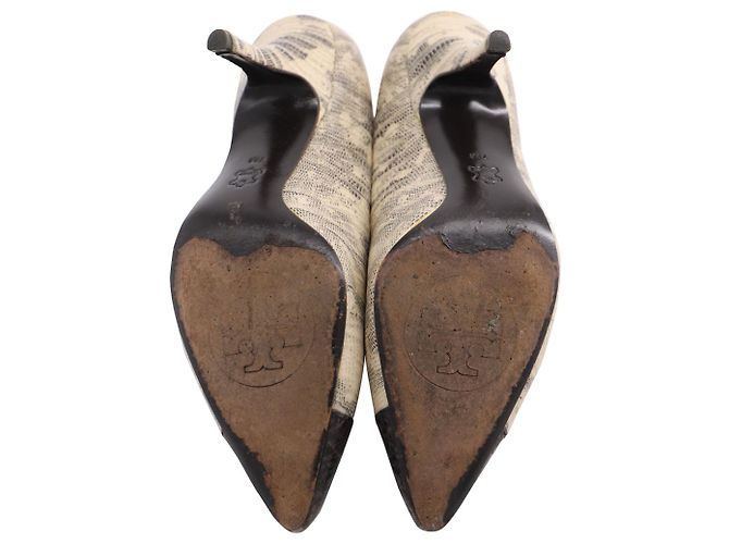 Bomba de dois tons Tory Burch com design de pele de cobra em couro bege - vista 5