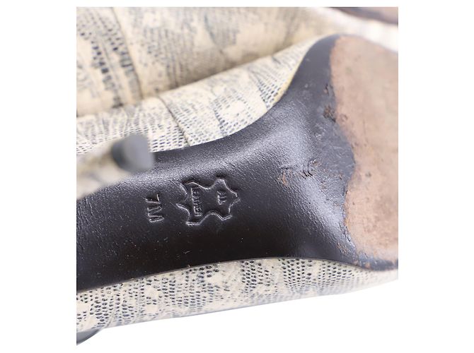 Bomba de dois tons Tory Burch com design de pele de cobra em couro bege - vista 6