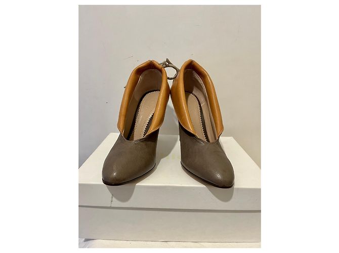 Chloé Chloe - Gibbon calf leather heels with lacing at the back Brown Taupe - view 2