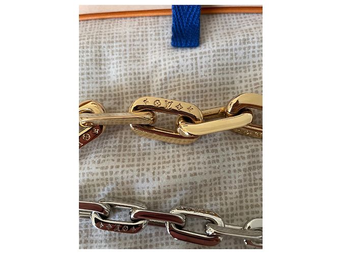 Louis Vuitton LV Edge Chain Bag Charm Silver Gold Gold hardware - vista 4