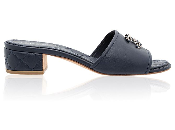 Chanel Gesteppte Ledersandalen mit CC-Kette Schwarz - Ansicht 2