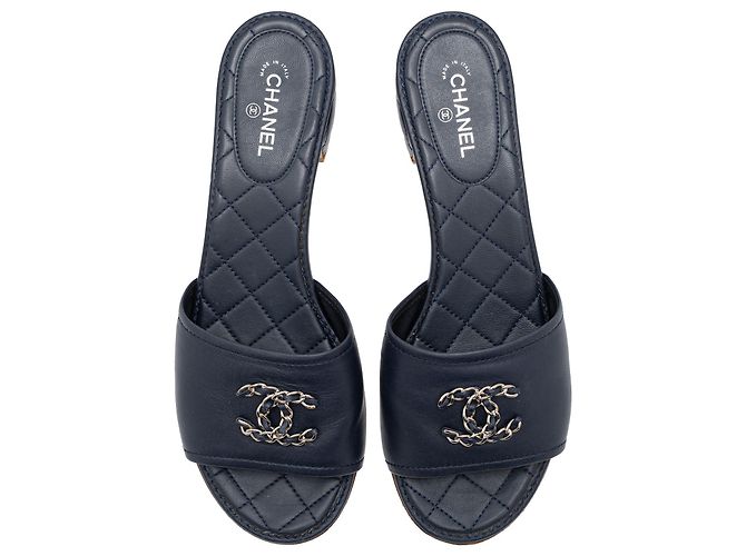 Chanel Gesteppte Ledersandalen mit CC-Kette Schwarz - Ansicht 3