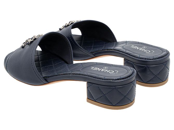 Chanel Gesteppte Ledersandalen mit CC-Kette Schwarz - Ansicht 4