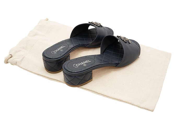 Chanel Gesteppte Ledersandalen mit CC-Kette Schwarz - Ansicht 7