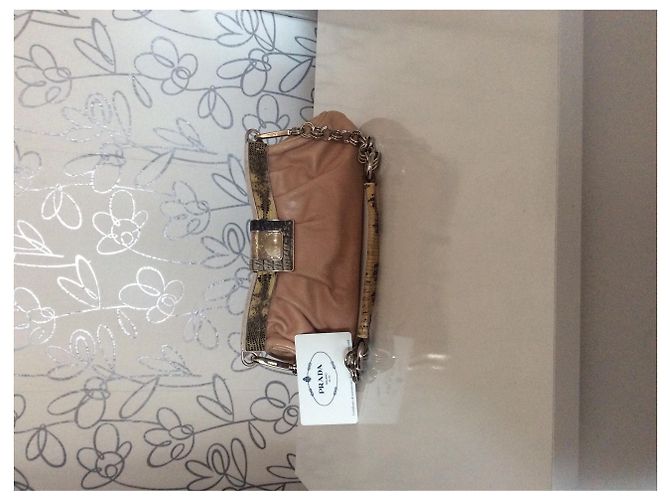 Bolsa Prada de couro cor de avelã com alça de metal - vista 3