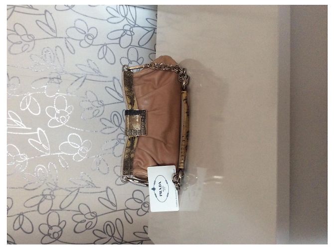 Bolsa Prada de couro cor de avelã com alça de metal - vista 4