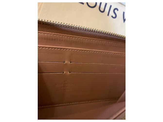 Louis Vuitton Companion Wallet Beige Patent Leather - view 4