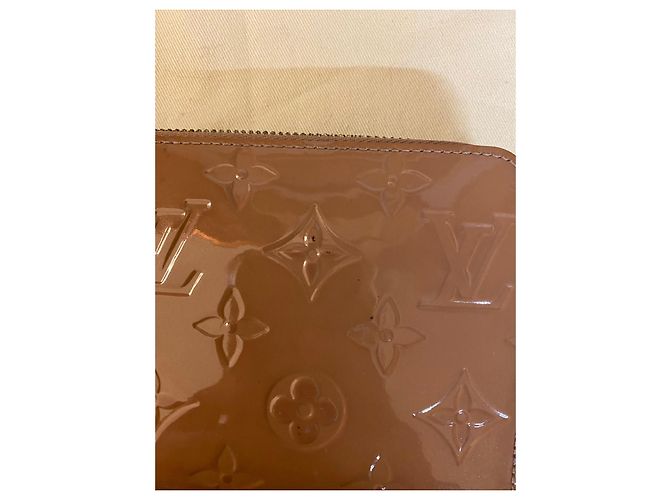 Louis Vuitton Companion Wallet Beige Patent Leather - view 7