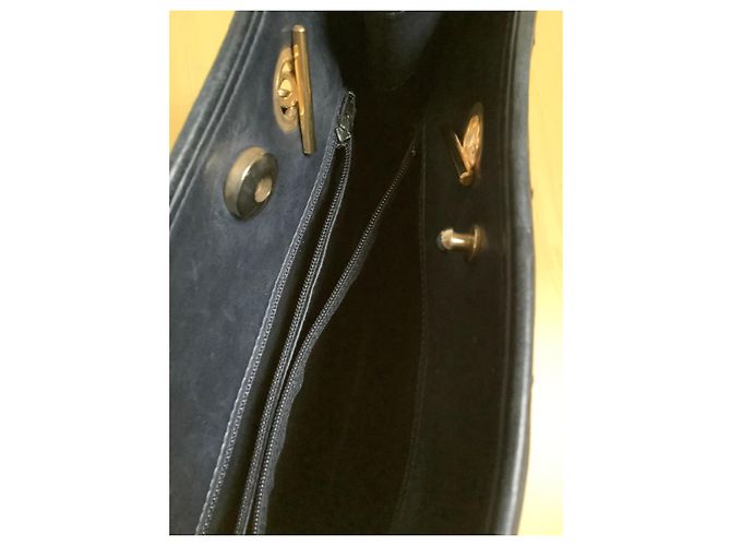 Borsa a mano Chanel in pelle blu navy - vista 2