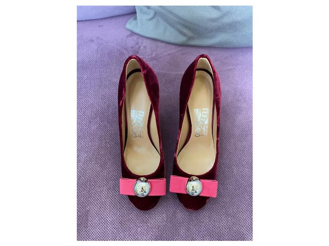 Zapatos de tacón Salvatore Ferragamo de terciopelo burdeos - vista 2