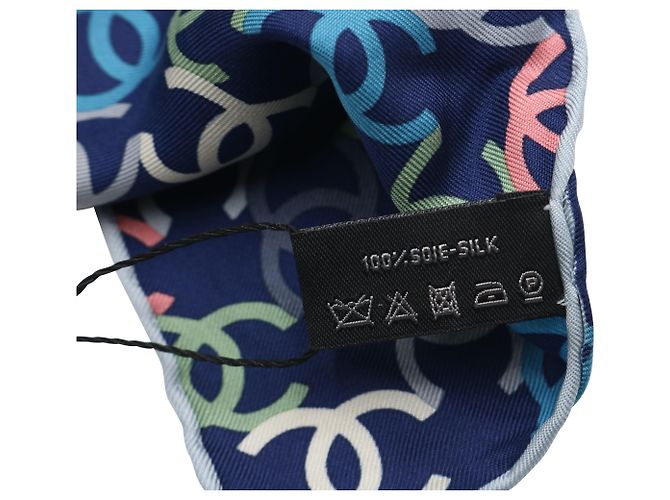 Sciarpa Chanel con monogramma multicolore in seta stampata blu navy - vista 3