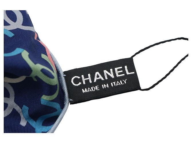 Sciarpa Chanel con monogramma multicolore in seta stampata blu navy - vista 5