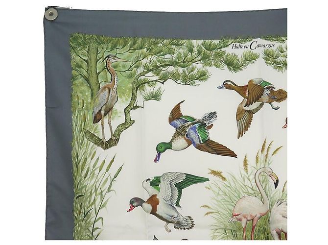 Hermès SCIARPA HERMES FERMA A CAMARGUE ROBERT DALLET CARRE 90 IN SCIARPA DI SETA GRIGIA Grigio - vista 2