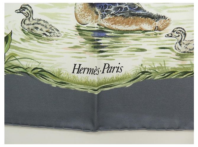 Hermès SCIARPA HERMES FERMA A CAMARGUE ROBERT DALLET CARRE 90 IN SCIARPA DI SETA GRIGIA Grigio - vista 4