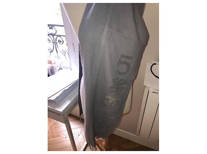 Sciarpa Chanel in cashmere grigio - vista 3