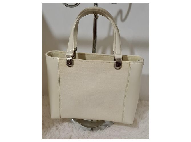 Bolso Christian Dior de charol color eggshell Blanco roto - vista 2