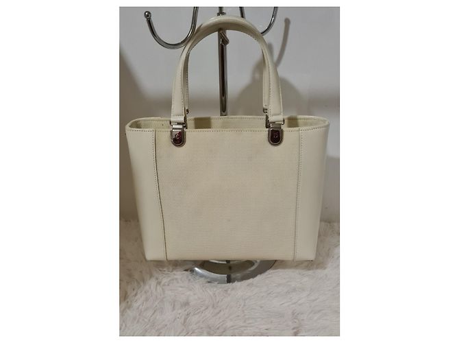 Bolso Christian Dior de charol color eggshell Blanco roto - vista 3