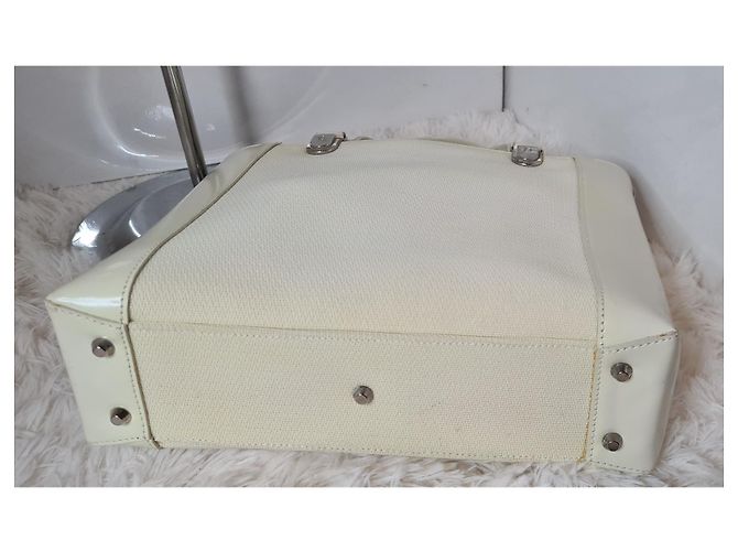 Bolso Christian Dior de charol color eggshell Blanco roto - vista 4