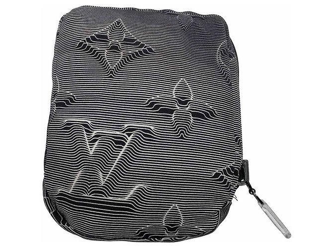 Louis Vuitton t-shirt in grey polyamide with 3D effect monogram - view 6