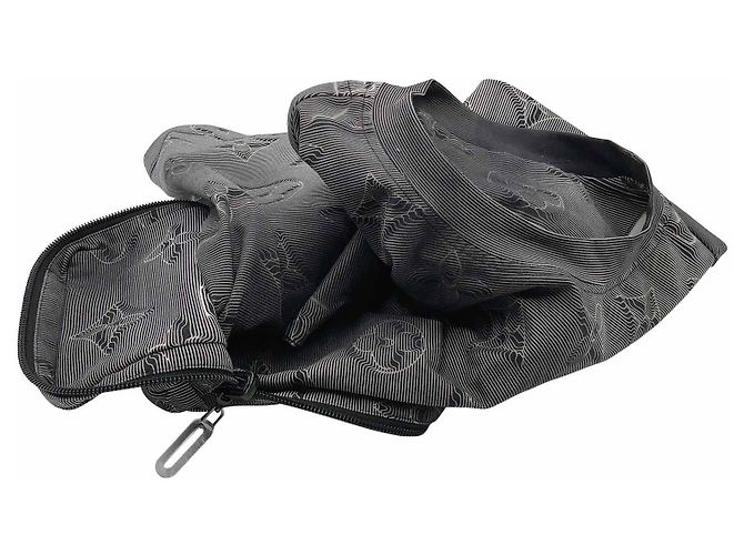Louis Vuitton t-shirt in grey polyamide with 3D effect monogram - view 7