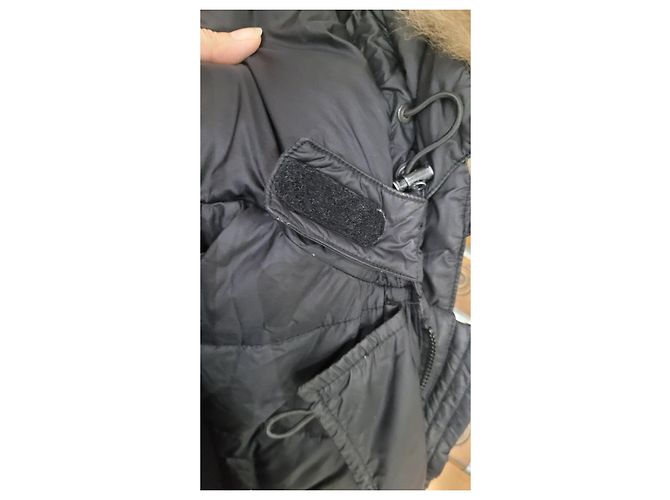 Moncler negro con capucha ribeteada en pelo - vista 10