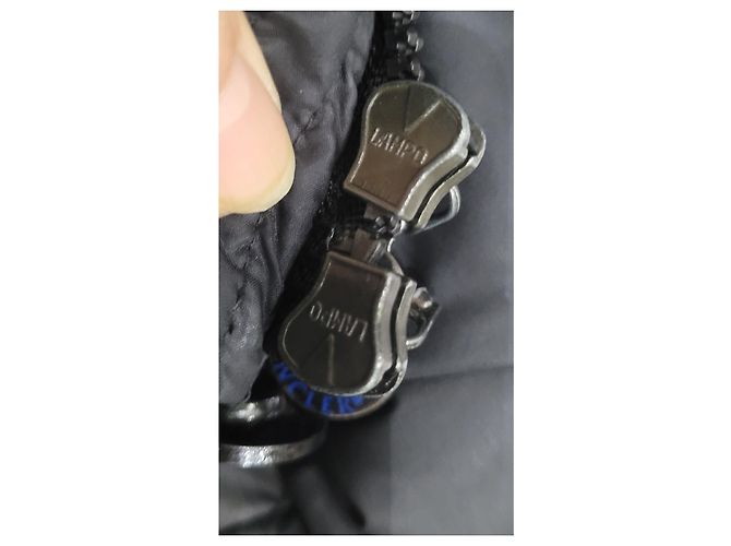 Moncler negro con capucha ribeteada en pelo - vista 11