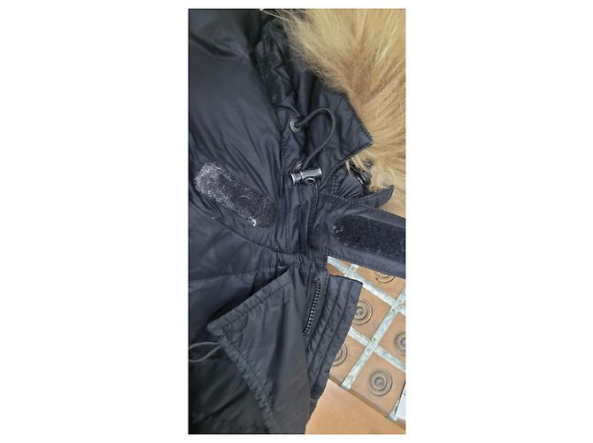 Moncler negro con capucha ribeteada en pelo - vista 9