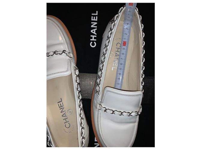 Chanel Sapatilhas de Couro Bege com Corrente Prateada 39 - vista 2
